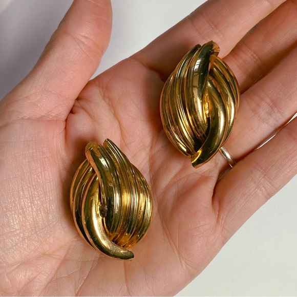 Vintage 1980s Gold Tone Overlapping Ribbed Clip On Earrings - Picture 5 of 6
